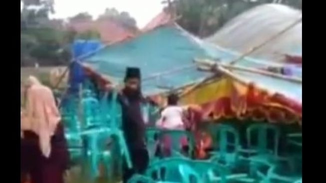 Viral Tenda Pernikahan Ambruk Diduga di Madura, Warganet: Lagi Berduka Kok Malah Komentar 'Doa Mantan yang Terkabul'