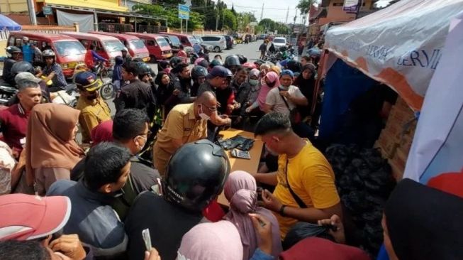 Operasi Pasar Minyak Goreng Murah di Bukittinggi Diserbu Warga, 1 Liter Rp 14 Ribu