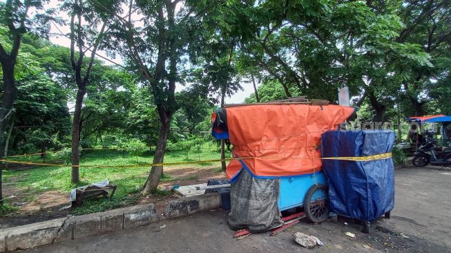 Suasana lokasi anggota TNI AD tewas ditusuk kelompok bersenjata tajam di Taman Burung, Waduk Pluit, Penjaringan, Jakarta Utara, Senin (17/1/2022). [Suara.com/Yaumal Asri Adi Hutasuhut]