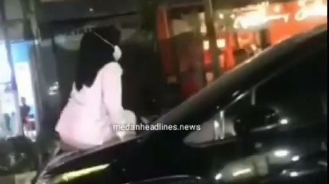 Naik Kap Mobil, Istri Labrak Suami dan Pelakor di Jalan, Bapak-bapak Sampai Bantu Grebek