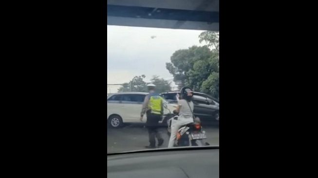 Ditegur Agar Pakai Helm, Viral Pemotor Wanita di Pasar Rebo Acungkan Jari Tengah ke Polisi