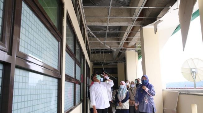 Menko PMK, Muhadjir Effendy meninjau lokasi terdampak gempa bumi magnitudo 6,6 di Kabupaten Pandeglang, Bantang, Minggu (16/1/2022). (Humas Kemenko PMK). 