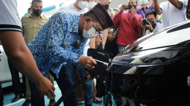 Wali Kota Ambon Richard Louhenapessy meresmikan Stasiun Pengisian Kendaraan Listrik Umum (SPKLU) Electric Vehicle (EV) Charging Mobil Listrik pertama di Maluku dan Maluku Utara, di kota Ambon, Senin (17/1/2022) [ANTARA].