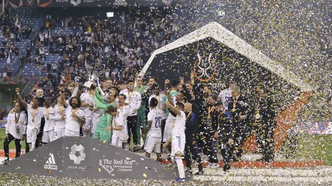 Para pemain Real Madrid merayakan kemenangan dalam pertandingan sepak bola final Piala Super Spanyol melawan Athletic Bilbao di Stadion Internasional King Fahd, Riyadh, Arab Saudi, pada (16/1/2022). [FAYEZ NURELDINE / AFP]