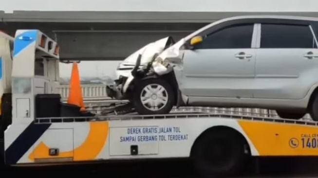 Kecelakaan beruntun terjadi di ruas Jalan Tol Mohammed Bin Zayed (MBZ) KM 26 arah Cikampek, Jumat (17/1/2022). [Screenshot]