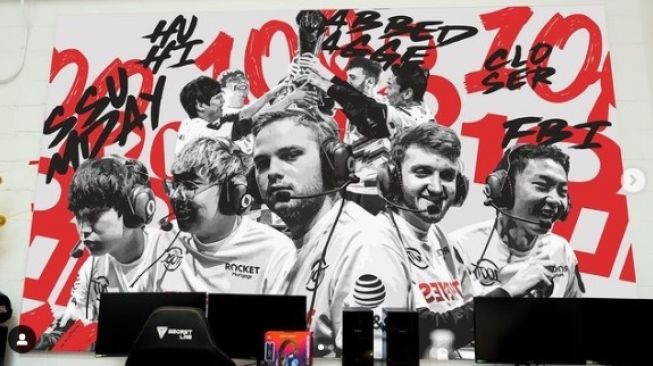 100 Thieves. [Instagram@100thieves.esports]