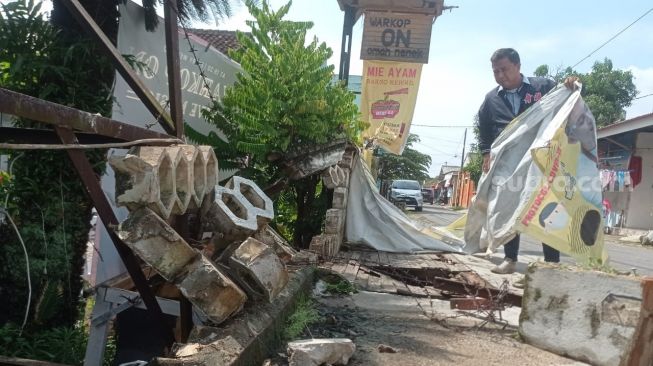Viral Pengendara Mobil Kabur Usai Tabrak Pagar Warkop Omah Nenek di Kedaton, Pemilik: Kami Tunggu 24 Jam