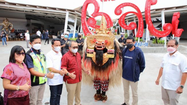 Menteri Pariwisata dan Ekonomi Kreatif (Menparekraf), Sandiaga Salahuddin Uno di Bandara I Gusti Ngurah Rai, Bali, Sabtu (15/1/2022). [Foto : Istimewa]