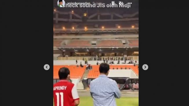 Momen Gubernur Anies Baswedan menyaksikan grup band Nidji di Jakarta International Stadium (JIS). (foto: bidik layar Instastory)