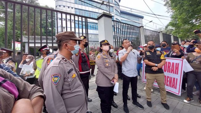 Ratusan Warga Demonstrasi ke DPRD Medan, Desak Copot Camat Medan Denai
