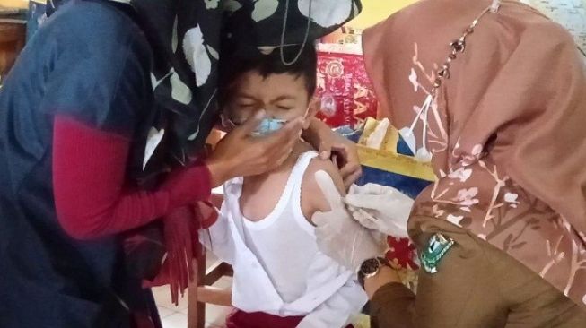 Ratusan Siswa SDN 3 Muara Enim Kompak Ikuti Vaksinasi Usia 6-11 Tahun