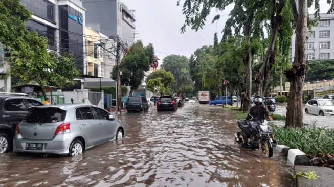 Diguyur Hujan Lebat, Jalan Merdeka Timur Hingga Bungur Jakpus Terendam Banjir