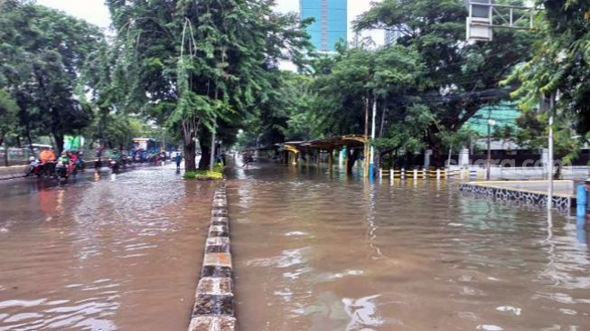 Ruas Jalan Letjen Suprapto, Cempaka Putih, Jakarta Pusat, masih tergenang air hingga Selasa (18/1/2022) sore. [Suara.com/Yaumal Asri Adi Hutasuhut]