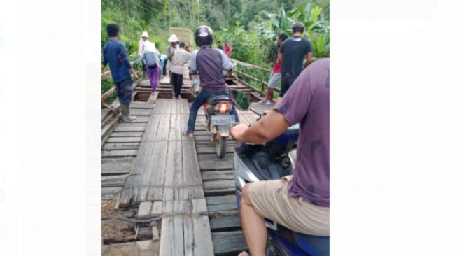 Jembatan Pondasi Kayu di Sungai Ranyai Kembali Rusak, Warga Berharap Perhatian Pemerintah