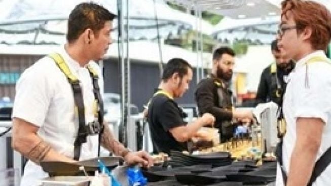 Tim dan staf dapur Lounge in The Sky Indonesia harus menjalani pelatihan selama 1 pekan demi memahami aspek keselamatan dari atraksi wisata internasional ini. (Foto: Dok. Lounge in The Sky Indonesia)