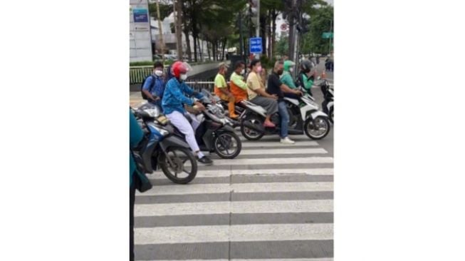 Pejalan Kaki Umpat Para Pemotor Berhenti di Zebra Cross, Warganet Mendukung: Harusnya Pakai Toa