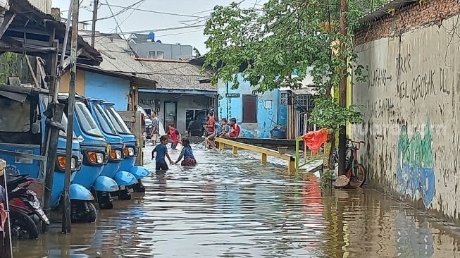 Puluhan rumah terendam banjir di RW 05, Cempaka Baru, Kemayoran, Jakarta Pusat, pada Selasa (17/1/2022). (Suara.com/Yaumal)