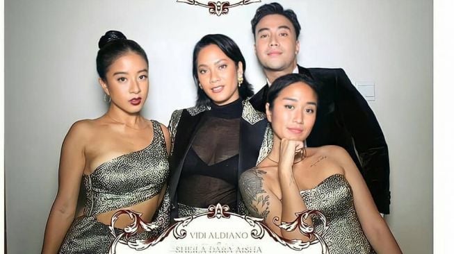 Penampilan Renatta Moeloek (kanan depan) jadi bridesmaid di pernikahan Vidi Aldiano dan Sheila Dara Aisha. [Instagram]