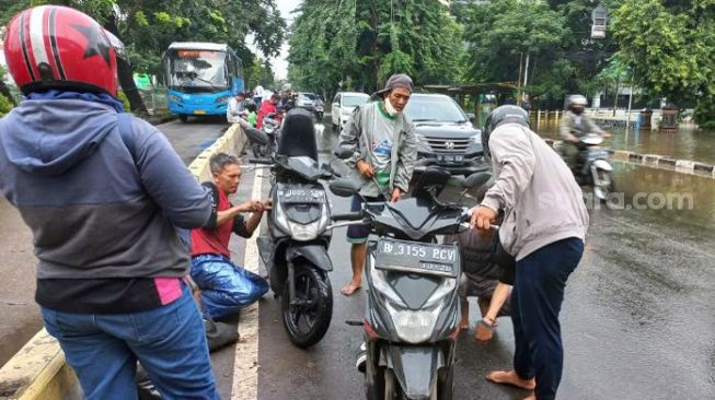 Menilik Bengkel Dadakan Bang Nyamuk Akibat Banjir di Jalan Letjen Suprapto: Dibayar Seikhlasnya