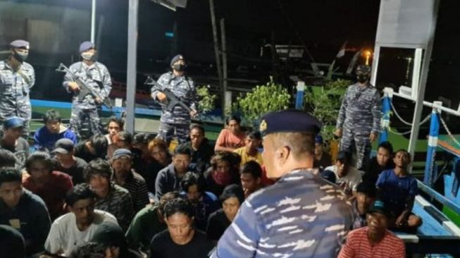 TNI AL Tangkap 8 Kapal Pencuri Batu Bara, 47 ABK Diciduk