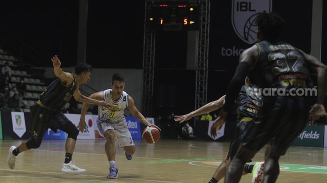 Pebasket Prawira Bandung berusaha melewati hadangan dari para pemain  West Bandits Combiphar Solo pada pertandingan Seri 1 Jakarta Indonesian Basketball League (IBL) 2022 di Hall Basket Senayan, GBK, Jakarta, Senin (17/1/2022). [Suara.com/Angga Budhiyanto]