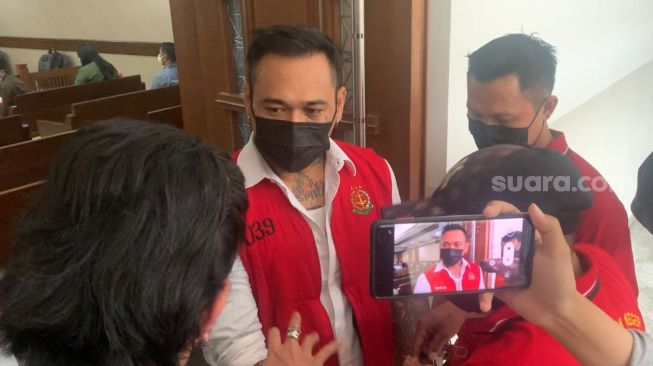 Jerinx SID kembali menjalani sidang sebagai terdakwa, dalam kasus ancaman terhadap Adam Deni di Pengadilan Negeri Jakarta Pusat, Selasa (18/1/2022). [Adiyoga Priyambodo/Suara.com]
