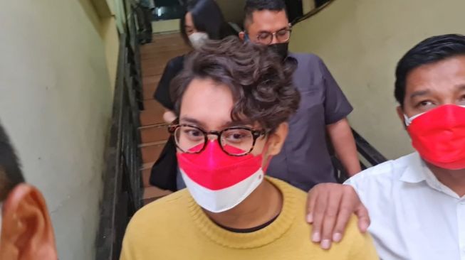 Ardhito Pramono keluar dari Polres Metro Jakarta Barta untuk menjalani assessment di BNNP DKI Jakarta, Selasa (18/1/2022). [Istimewa]