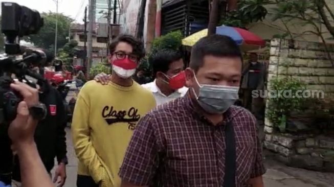 Musisi sekaligus aktor Ardhito Pramono saat hendak dibawa ke BNNP DKI Jakarta oleh penyidik guna proses asesmen, Selasa (18/1/2022). [Suara.comFaqih Fathurrahman]