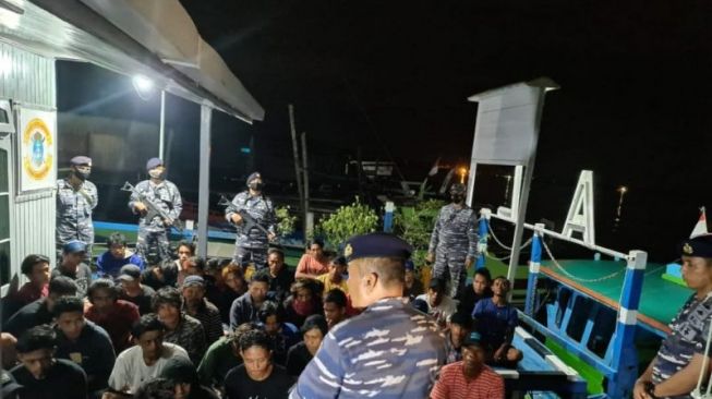 TNI AL Tangkap 8 Kapal Pencuri Batu Bara di Kalimantan Timur