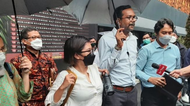 Haris Azhar (tengah) dan Fatia Maulidiyanti (kiri) memberikan keterangan kepada wartawan di Polda Metro Jaya, Jakarta, Selasa (18/1/2022). [ANTARA/Fianda Sjofjan Rassat]