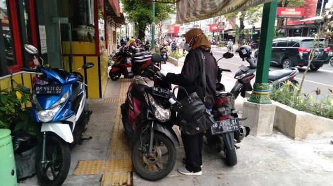 Banyak Kendaraan Parkir di Jalur Pedestrian, Forpi Jogja Sentil Pemkot untuk Tindak Tegas