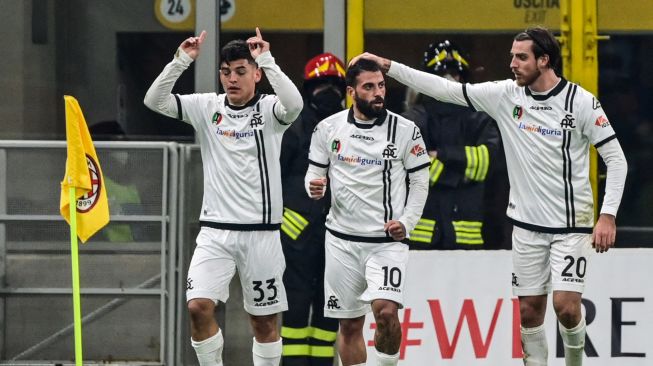 Pemain depan Spezia Kevin Agudelo merayakan golnya setelah mencetak gol penyeimbang  sepak bola Serie A Italia antara AC Milan melawan Spezia di Stadion San Siro, Selasa (18/1/2022) dini hari WIB. MIGUEL MEDINA / AFP