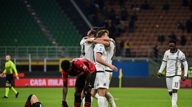 Pemain depan Spezia Kevin Agudelo merayakan golnya setelah mencetak gol penyeimbang  sepak bola Serie A Italia antara AC Milan melawan Spezia di Stadion San Siro, Selasa (18/1/2022) dini hari WIB. MIGUEL MEDINA / AFP