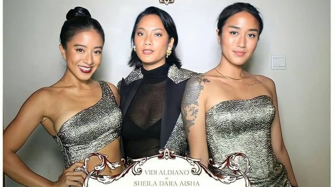 Penampilan Tara Basro (tengah) jadi bridesmaid di pernikahan Vidi Aldiano dan Sheila Dara Aisha. [Instagram]