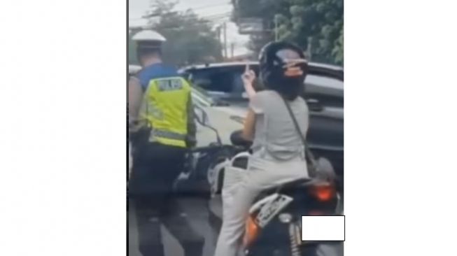 Polda Metro Jaya Selidiki Kasus Pemotor Perempuan Acungkan Jari Tengah ke Polisi
