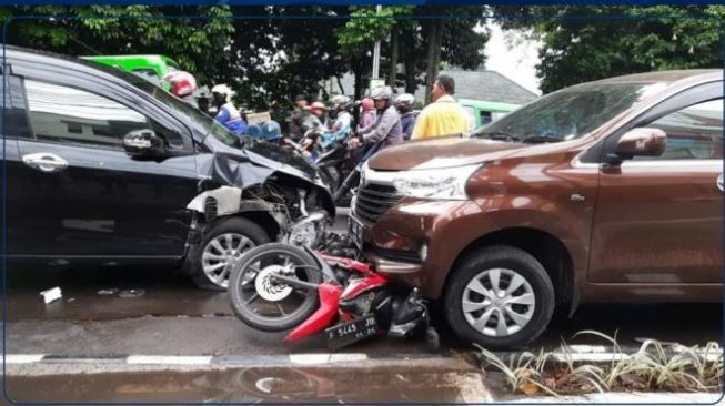 Kecelakaan Mengerikan Terjadi di Kawasan Air Mancur Kota Bogor, Satu Motor Terjepit