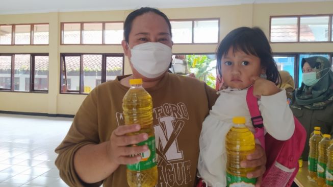 Emak-emak Berdaster Serbu Operasi Pasar Minyak Goreng Murah di Parongpong Bandung Barat