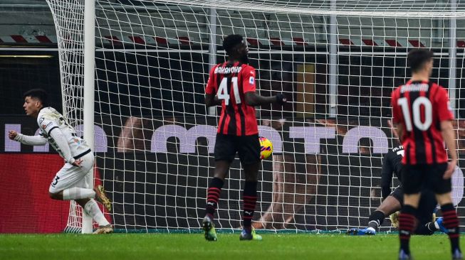 Pemain depan Spezia Kevin Agudelo merayakan golnya setelah mencetak gol penyeimbang  sepak bola Serie A Italia antara AC Milan melawan Spezia di Stadion San Siro, Selasa (18/1/2022) dini hari WIB. MIGUEL MEDINA / AFP