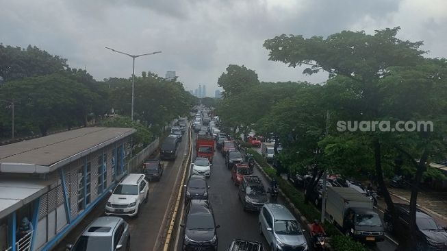 Macet Parah Imbas Jalan Letjen Suprapto Jakpus Dikepung Genangan Air, Kendaraan Mengular hingga 2 KM