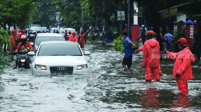 Kendaraan melintas di jalan raya Tanjung duren, Jakarta, Selasa (18/1). [Suara.com/Septian]
