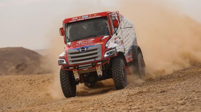 Andalkan Mesin Hybrid, Truk Hino Sukses Finish Reli Dakar 2022