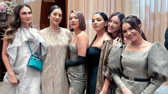 Penampilan Bunga Citra Lestari sebagai bridesmaid di pernikahan Vidi Aldiano dan Sheila Dara Aisha. [Instagram]