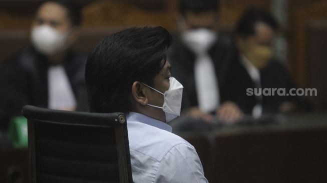 Terdakwa korupsi dana ASABRI, Heru Hidayat menjalani sidang dengan agenda pembacaan putusan kasus korupsi ASABRI oleh Majelis Hakim di Pengadilan Tipikor, Jakarta, Selasa (18/1/2022). [Suara.com/Angga Budhiyanto]