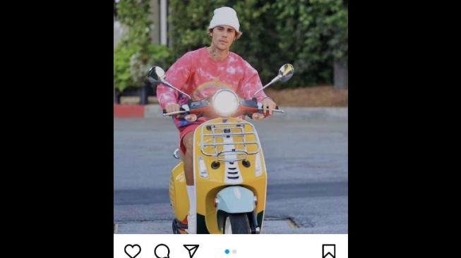 Justin Bieber tengah bercengkerama dengan Vespa Primavera Sean Wotherspoon [Instagram: motoplexcordobaoficial].