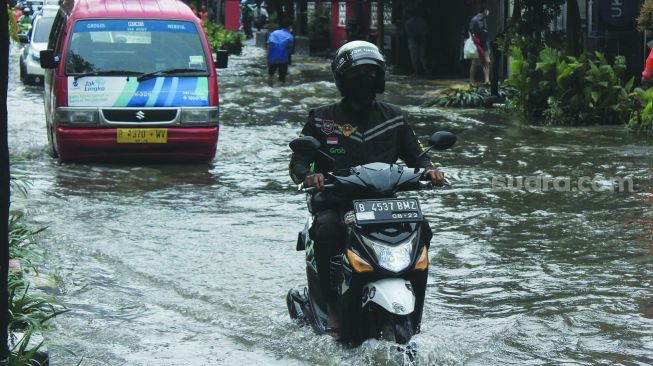 Kendaraan melintas di jalan raya Tanjung duren, Jakarta, Selasa (18/1). [Suara.com/Septian]
