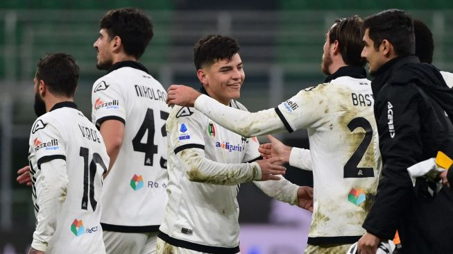 Pemain depan Spezia Kevin Agudelo merayakan golnya setelah mencetak gol penyeimbang  sepak bola Serie A Italia antara AC Milan melawan Spezia di Stadion San Siro, Selasa (18/1/2022) dini hari WIB. MIGUEL MEDINA / AFP