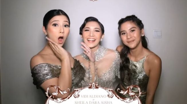 Penampulan Adinda Thomas (kanan) jadi bridesmaid di pernikahan Vidi Aldiano dan Sheila Dara Aisha. [Instagram]