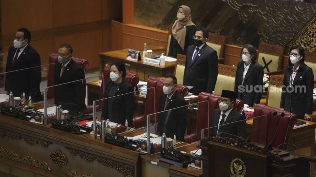 Ketua DPR RI Puan Maharani (tengah) dan Wakil Ketua DPR RI Lodewijk Freidrich Paulus (kedua kiri), Sufmi Dasco Ahmad (kedua kanan), Rachmat Gobel (kiri) dan Muhaimin Iskandar (kanan) saat memimpin rapat paripurna ke-13 masa persidangan III tahun 2021-2022 di Kompleks Parlemen, Senayan, Jakarta, Selasa, (18/1/2022).[Suara.com/Angga Budhiyanto]