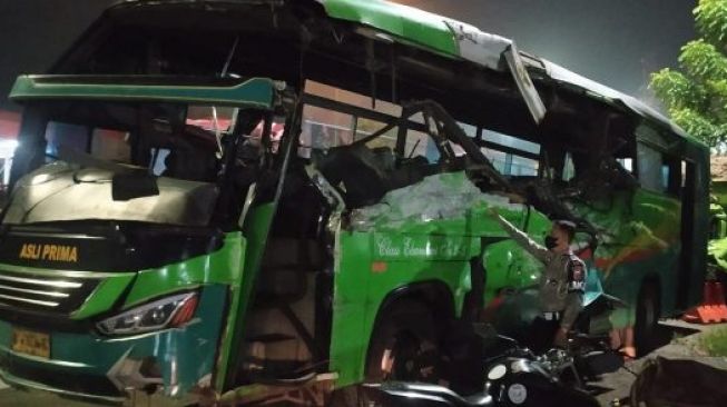 Bus Asli Prima Tabrak Truk di Tol Tangerang-Merak, Dua Penumpang Tewas