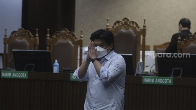 Terdakwa korupsi dana ASABRI, Heru Hidayat memberi salam usai menjalani sidang dengan agenda pembacaan putusan kasus korupsi ASABRI oleh Majelis Hakim di Pengadilan Tipikor, Jakarta, Selasa (18/1/2022). [Suara.com/Angga Budhiyanto]